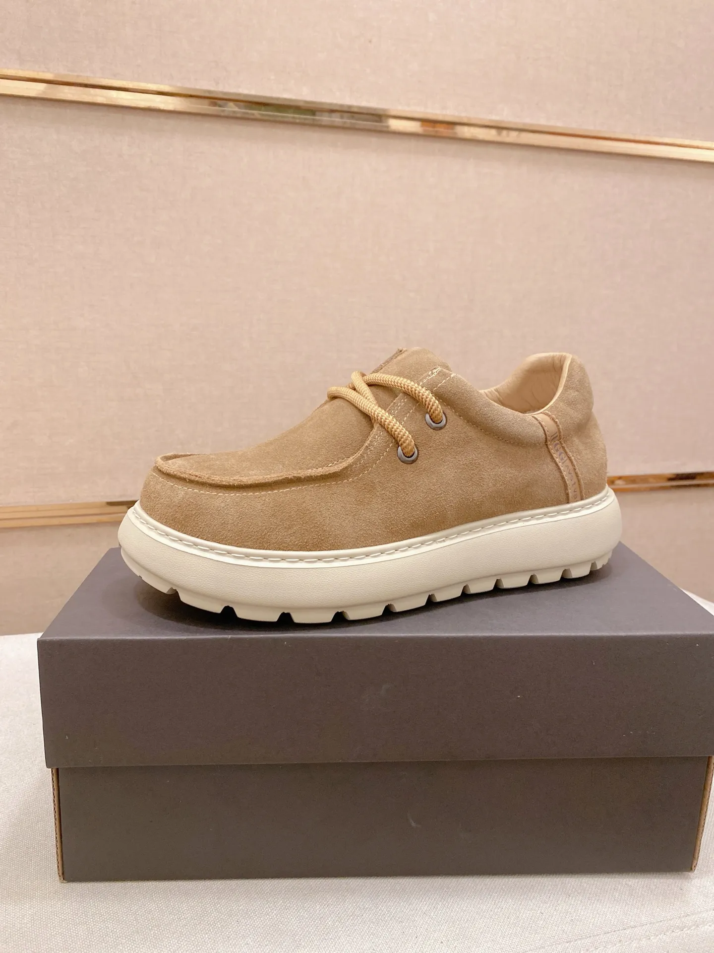 Factory price: 600💰New UGG fur-integrated men's simple and fashionable snow shoes. The most worth buying at the end of this year are warm casual shoes. Whether you are out and about at home, their comfortable and warm performance will be your most suitable fashion companion! The material is cowhide upper and imported wool is used inside. Two layers of cowhide for warmth and comfort! The eva+ rubber patch outsole is cushioned, non-slip and wear-resistant, and has good elasticity. It is light and wear-resistant, comfortable and soft, and the new simple cut is more fashionable. It has both practicality and fashion sense, so you no longer have to worry about how to match it in winter, while still maintaining your fashionable taste. High-quality genuine wool produced in Dongguan. The material depends on the details! Size: 39-40-41-42-43-44-45 sneaker size
